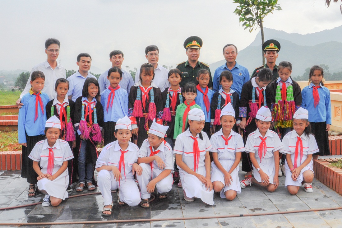 Đoàn công tác chụp ảnh lưu niệm cùng các học sinh trường Tiểu học, THCS xã Hải Sơn (TP Móng Cái).