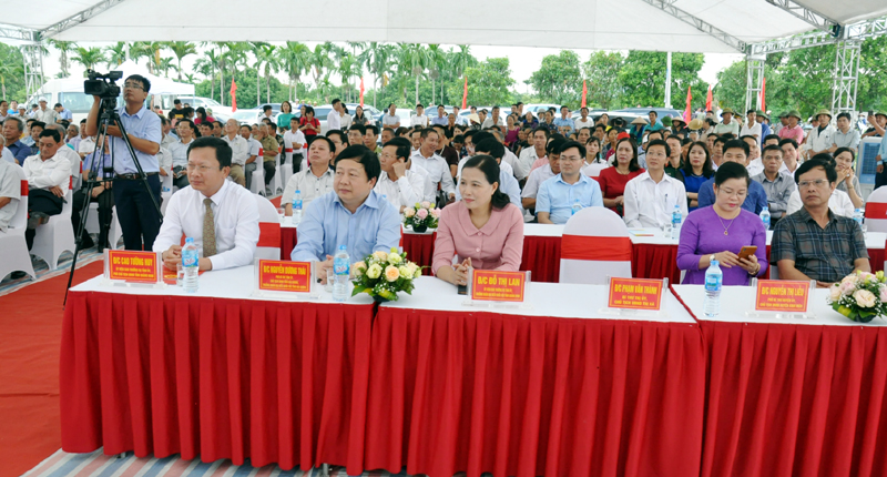 Các đồng chí lãnh đạo tỉnh Quảng Ninh và Hải Dương tham dự lễ khởi công