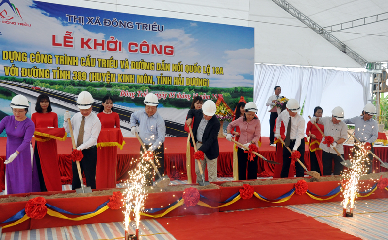 Các đồng chí lãnh đạo tỉnh Quảng Ninh và Hải Dương động thổ, khởi công dự án