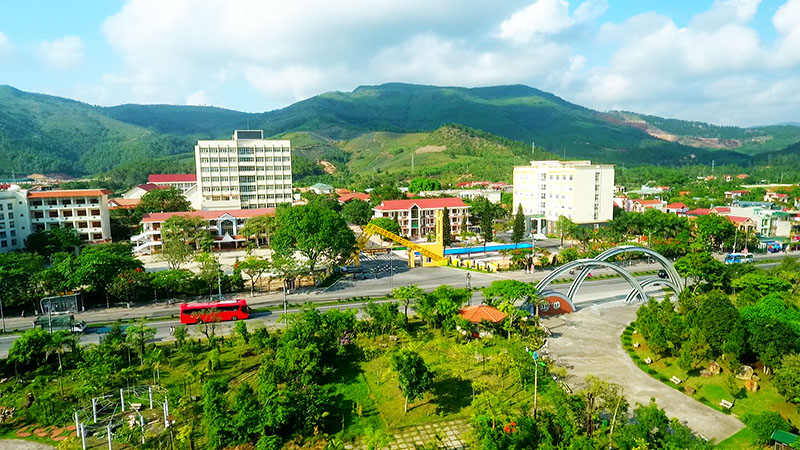 Cơ sở 1 của Trường Đại học Hạ Long được đặt tai TP Uông Bí, hiện có tổng diện tích trên 77.000 m2. Hiện tại, cơ sở đào tạo này có 55 phòng học, giảng đường với sức chứa lên tới hàng nghìn sinh viên.