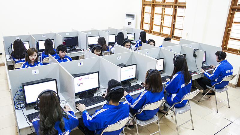 Phòng học máy tính được trang bị hệ thống trang thiết bị hiện đại đáp ứng nhu cầu của sinh viên.