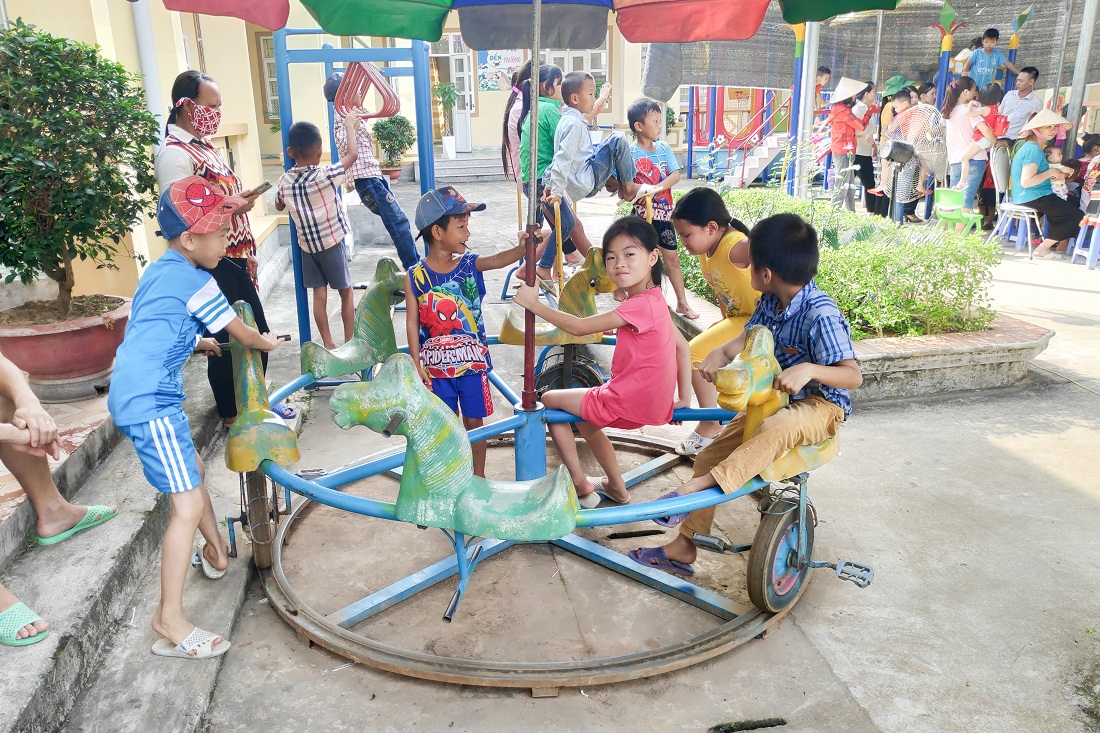 Học sinh trường mần Dực Yên (xã Dực Yên, huyện Đầm Hà) vui chơi trong khuôn viên nhà trường.