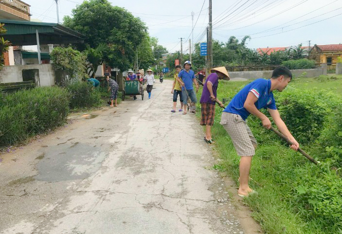 Người dân xã Hải Xuân tham gia dọn vệ sinh đường ngõ xóm, hưởng ứng phòng trào 
