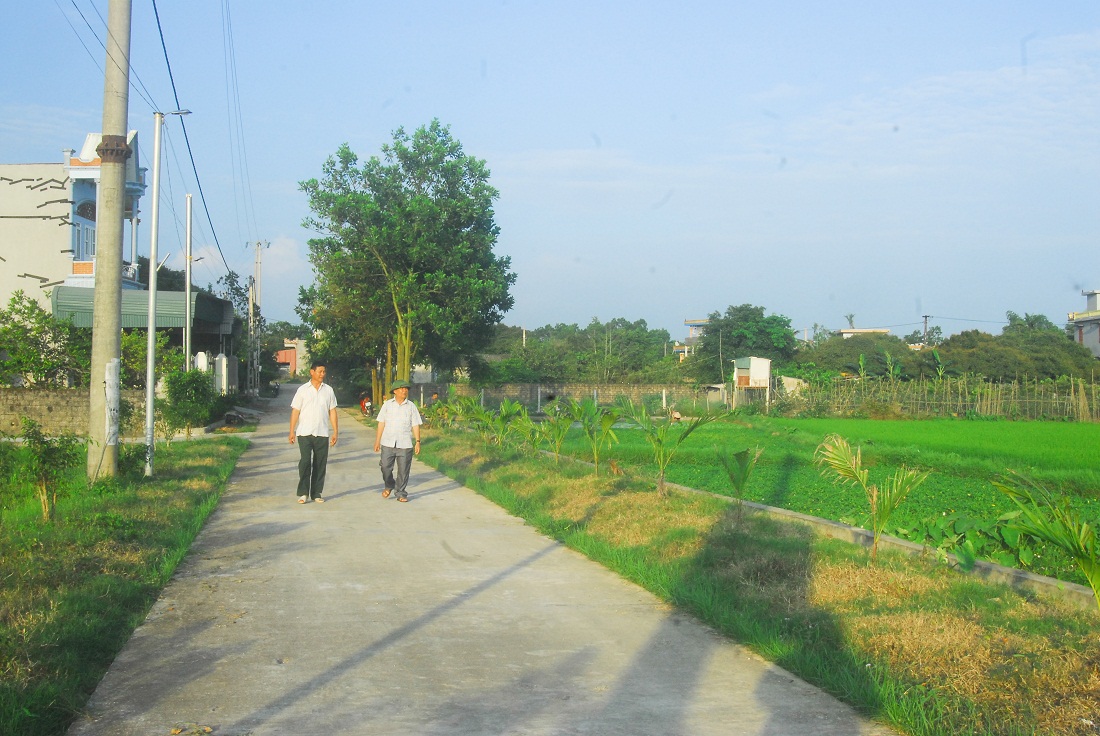 Cán bộ MTTQ xã Hải Tiến nắm tình hình vệ sinh môi trường, chăm sóc tuyến đường kiểu mẫu tại thôn 8 của xã.