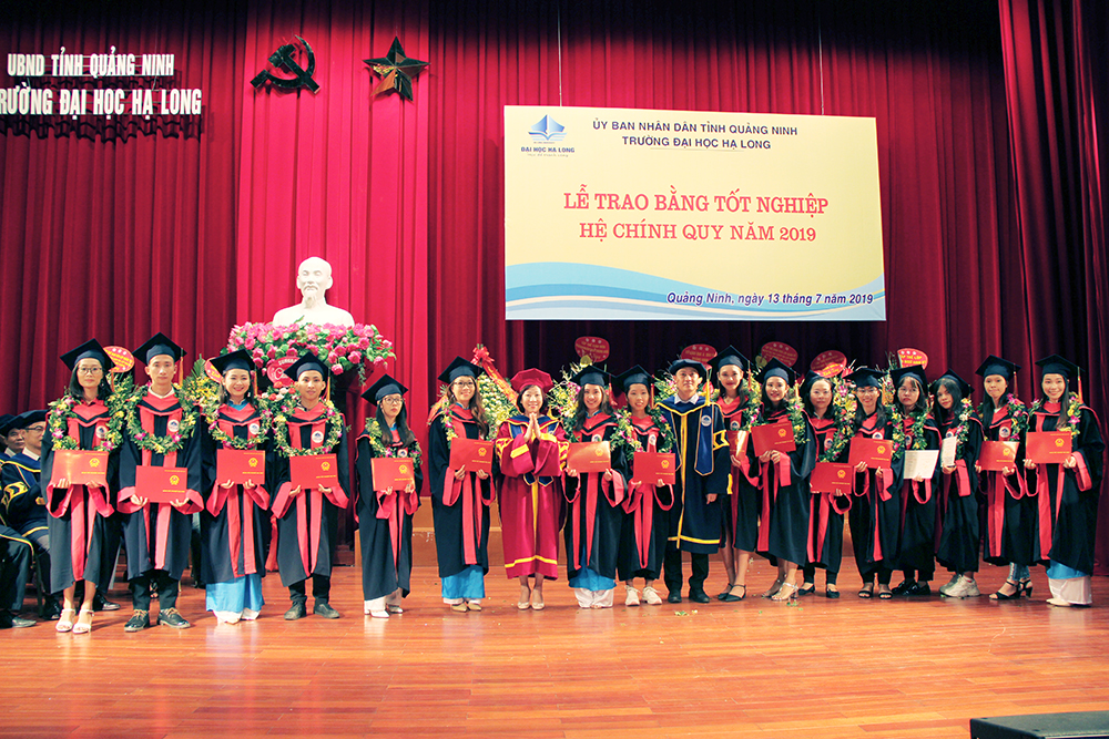 Đồng chí Vũ Thị Thu Thủy, Phó Chủ tịch UBND tỉnh trao bằng cho sinh viên trong ngày tốt nghiệp.