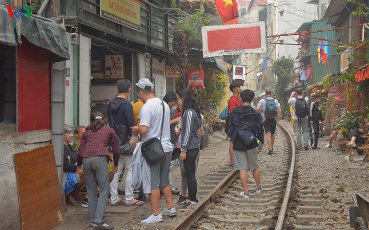 Những năm gần đây, các quán cà phê phục vụ du khách mọc lên san sát dọc tuyến đường ray xe lửa ở Hà Nội dù chúng tiềm ẩn nhiều rủi ro đã được báo chí cảnh báo.