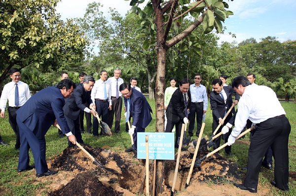 Phó Thủ tướng Vương Đình Huệ cùng các đại biểu trồng cây trong khuôn viên ĐHQG-HCM. Ảnh: VGP/Thành Chung