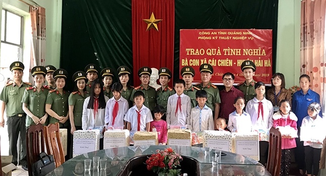 Công an tỉnh trao 71 suất quà cho các em học sinh có hoàn cảnh khó khăn trên xã đảo Cái Chiên, huyện Hải Hà