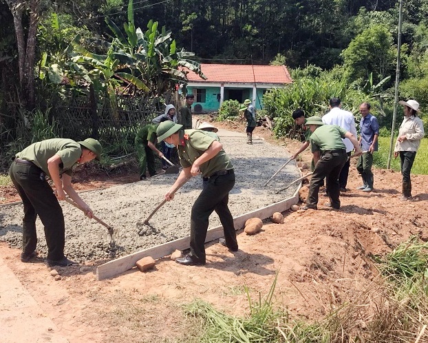 Công an huyện Hoành Bồ tổ chức làm đường bê tông cho gia đình chính sách ở xã Đồng Sơn, huyện Hoành Bồ.