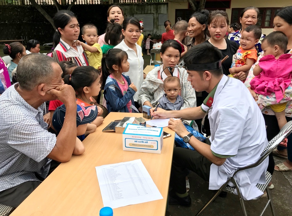 Bác sĩ Trạm xá Công an tỉnh khám, chữa bệnh và cấp phát thuốc miễn phí cho người dân xã Hà Lâu (huyện Tiên Yên).