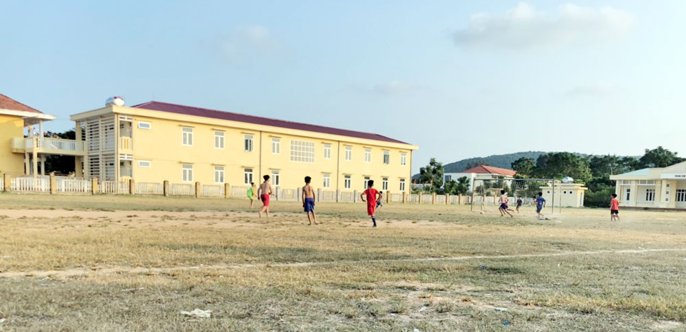 Sân bóng xã Vĩnh Thực đáp ứng nhu cầu thể dục thể thao của thanh thiếu niên trong xã.