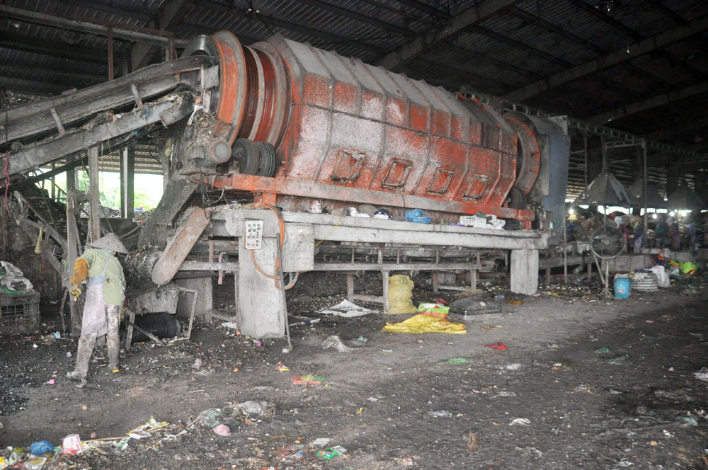 Phân loại và xử lý rác thải tại Nhà máy xử lý rác thải Miền Đông.