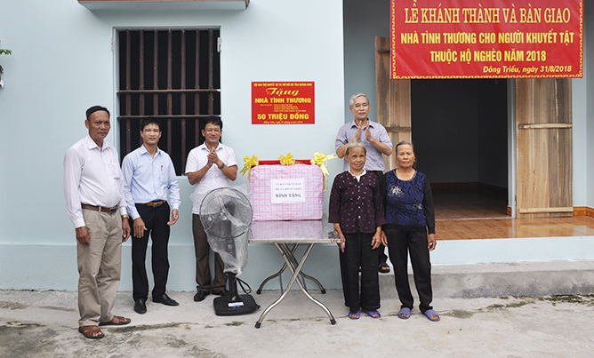 Trao nhà tình nghĩa cho gia đình bà Chu Thị Tuyên (thứ 2, bên phải), thôn Phúc Đa, xã Tân Việt, TX Đông Triều.