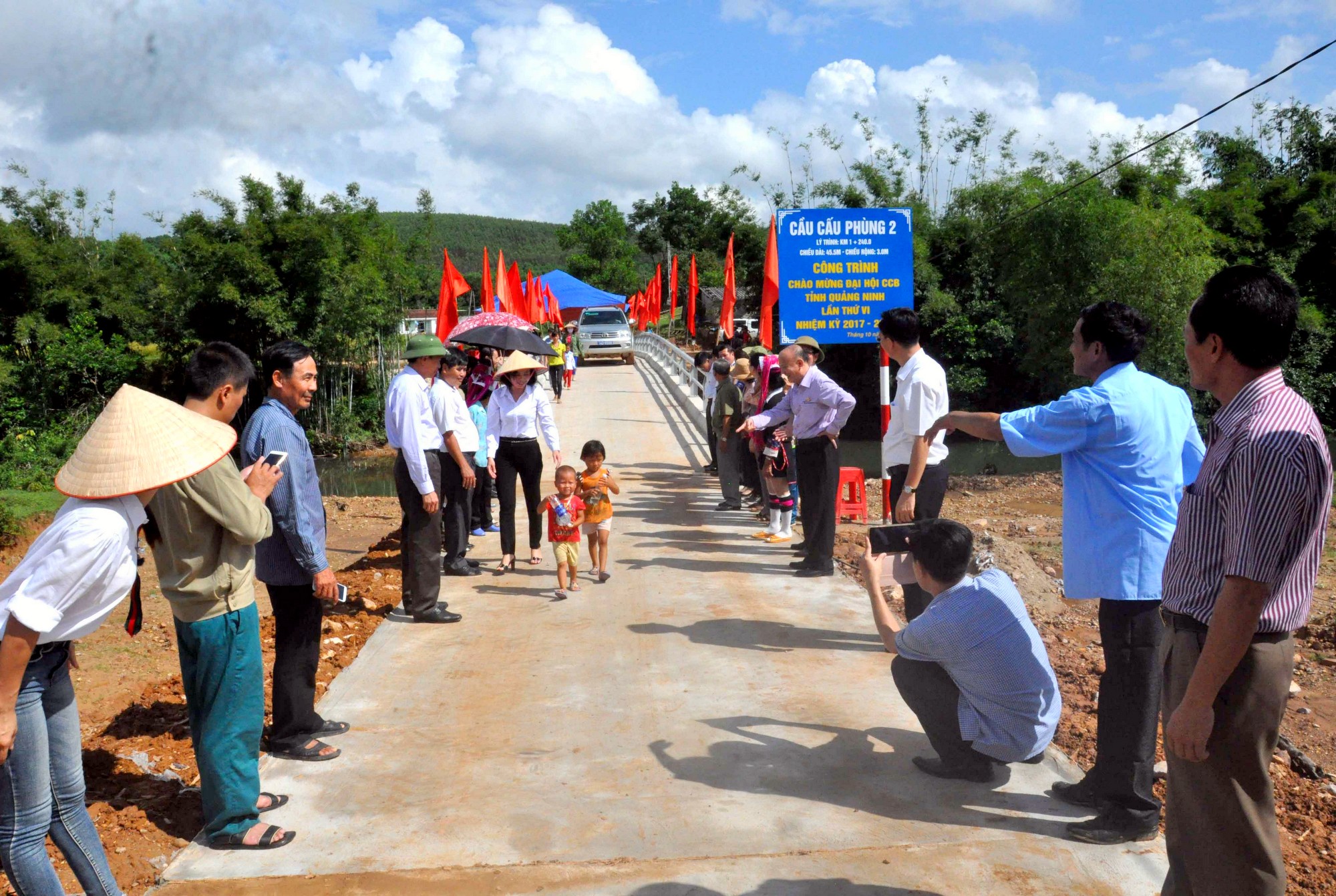 Niềm vui của người dân thôn Cấu  Phùng, xã Quảng Sơn, huyện Hải Hà trong ngày khánh thành cây cầu mới do Hội CCB tỉnh vận động nguồn lực hỗ trợ.