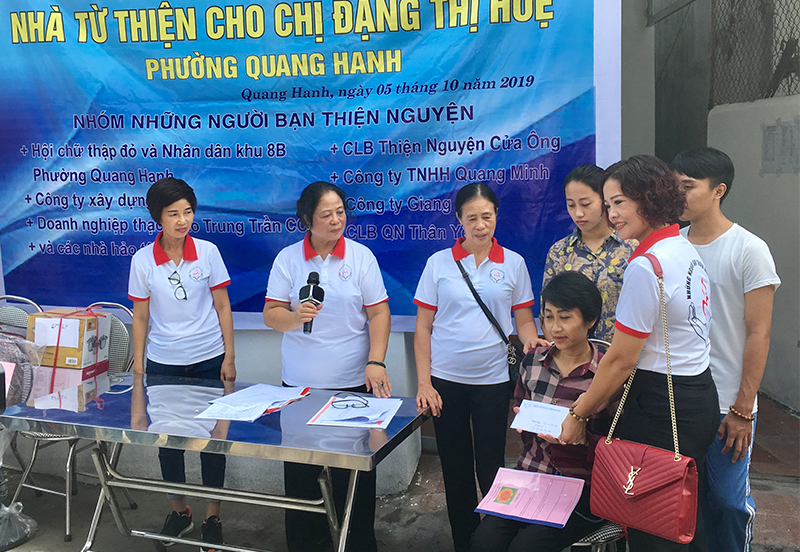 nhóm từ thiện “Những người bạn Thiện Nguyện” đã tổ chức khánh thành, bàn giao nhà từ thiện cho gia đình chị Đặng Thị Huệ, khu 8B, phường Quang Hanh, TP Cẩm Phả. 