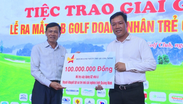 CLB Golf Doanh nhân trẻ Quảng Ninh trao tặng 100 triệu đồng cho Hội Bảo trợ người khuyết tật và trẻ mồ côi tỉnh Quảng Ninh.