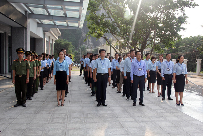 Gần 100 cán bộ, công chức, viên chức, lực lượng vũ trang, người lao động làm việc tại Trung tâm Phục vụ hành chính công tỉnh thực hiện nghi thức chào cờ