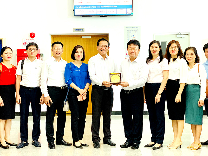 Đồng chí Nguyễn Đức Thành, Uỷ viên Ban Thường vụ, Trưởng Ban Tổ chức Tỉnh uỷ Quảng Ninh trao quà lưu niệm cho lãnh đạo Trung tâm HCC tỉnh Bình Dương