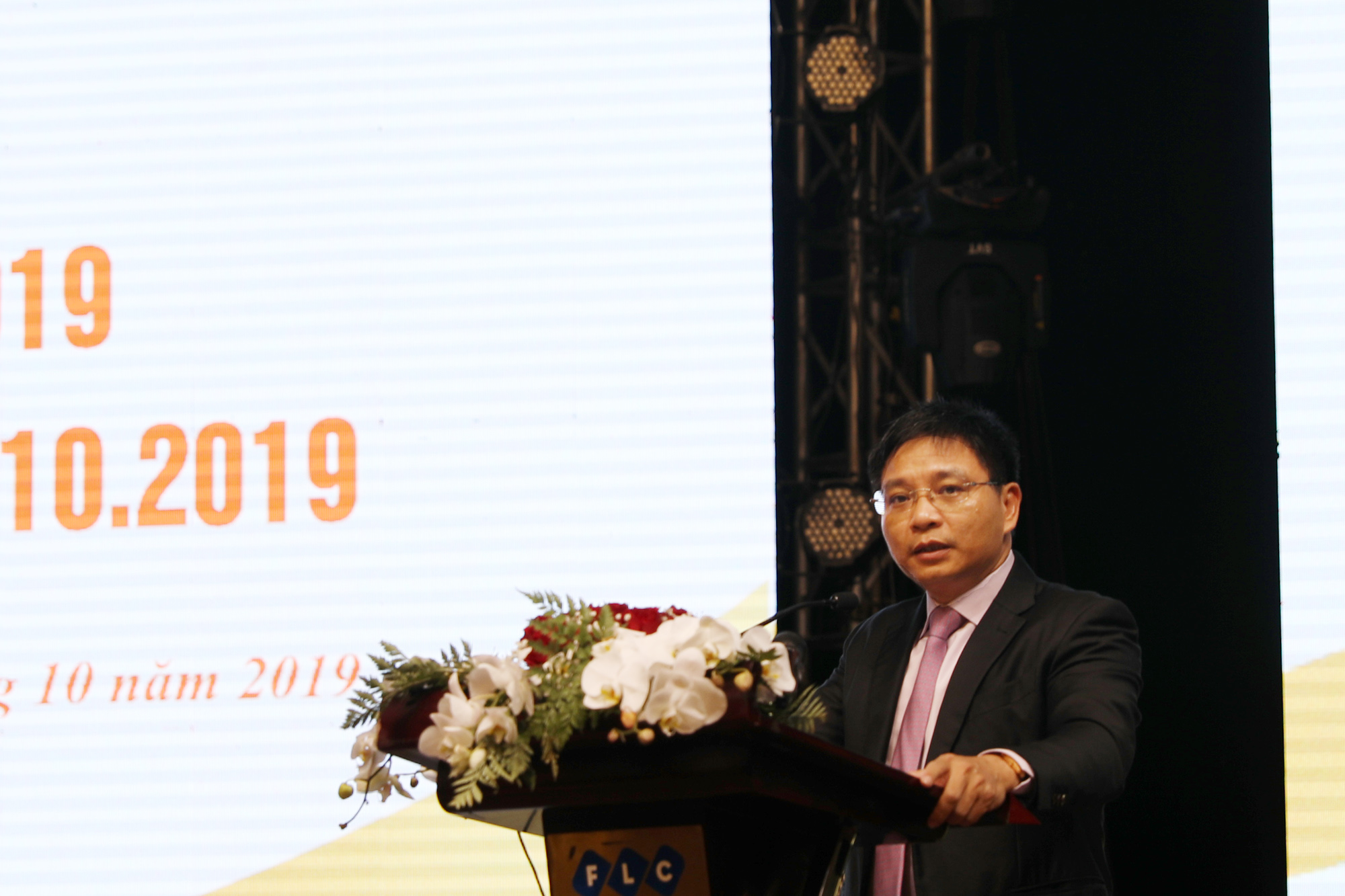 Chairman Nguyen Van Thang granted the local business community best wishes.