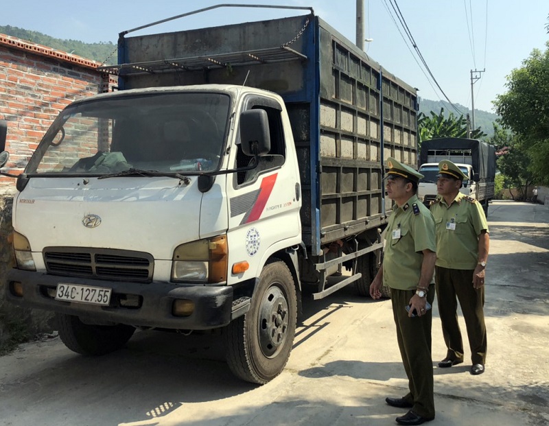 2 phương tiện vận chuyển trái phép 26 tấn than cục do Đội QLTT TP Hạ Long phát hiện, thu giữ ngày 1/10/2019.