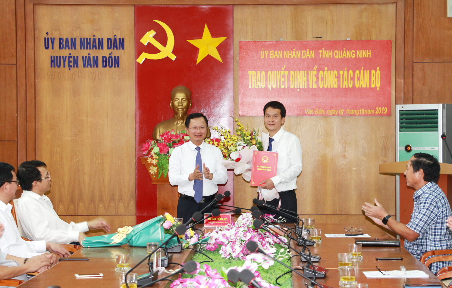 Đồng chí Cao Tường Huy, Phó Chủ tịch UBND tỉnh, trao quyết định cho đồng chí Nguyễn Đức Minh, Phó Chủ tịch UBND huyện Vân Đồn.