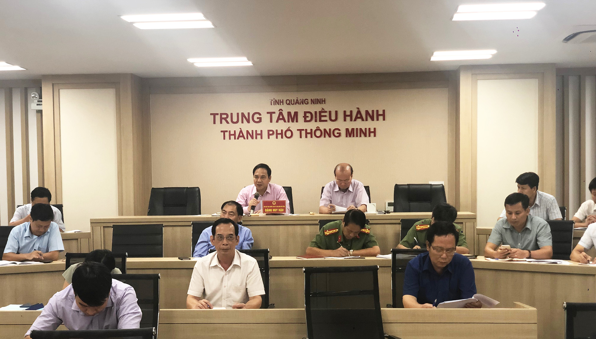 Đồng chí Đặng Huy Hâu, Phó Chủ tịch thường trực UBND tỉnh phát biểu tại cuộc họp.