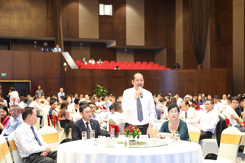 Đại diện doanh nghiệp TP Cẩm Phả nêu ý kiến với tỉnh tại hội nghị