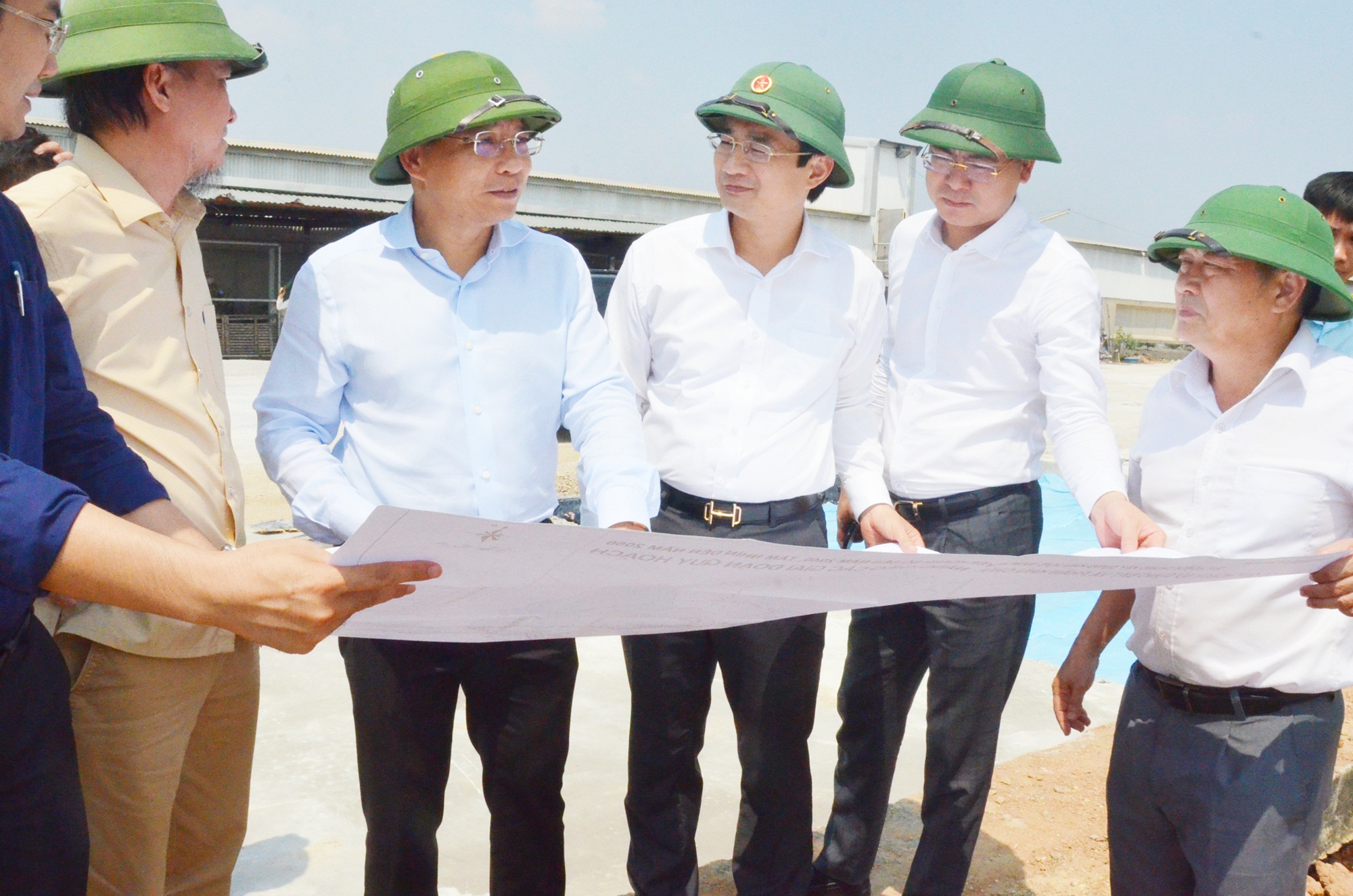 Đồng chí Nguyễn Văn Thắng, Chủ tịch UBND tỉnh, ĐBQH tỉnh kiểm tra hiện trạng mặt bằng dự kiến triển khai dự án cầu Cửa Lục 1 trên địa bàn huyện Hoành Bồ.