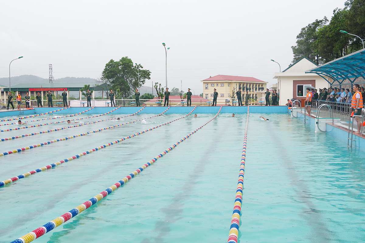 Bộ CHQS tỉnh kiểm tra bơi đối với 135 chiến sĩ mới năm 2019.