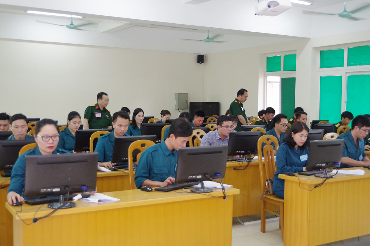 Phòng máy tính chuyên dụng tại Trường Quân sự tỉnh (Bộ CHQS tỉnh) tổ chức Hội thi cán bộ giảng dạy chính trị giỏi năm 2018.