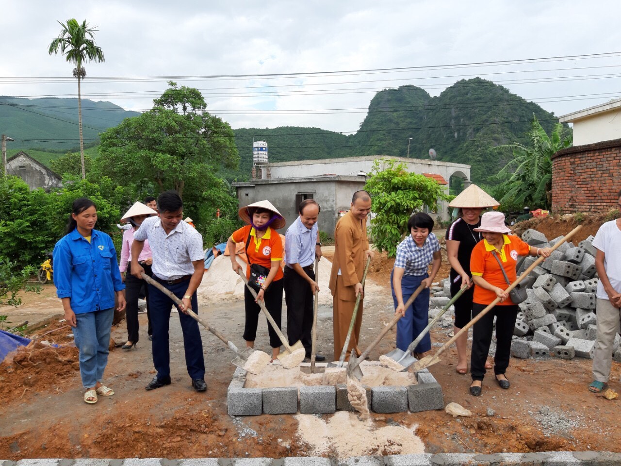 Hội LHPN huyện Hoành Bồ phối hợp với các nhà hảo tâm hỗ trợ xây nhà ở cho gia đình chị Hoàng Thị Chuyền, thôn Khe Cát, xã Tân Dân,