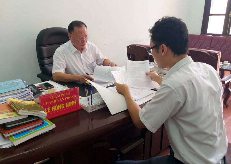 Đội ngũ thẩm phán, thư ký trao đổi về hồ sơ vụ, việc chuẩn bị đưa ra xét xử. Ảnh: Quang Minh