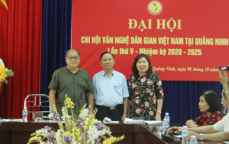 Ban chấp hành Chi hội Văn nghệ dân gian Việt Nam tại Quảng Ninh khóa V nhiệm kỳ 2020-2025 ra mắt đại hội.