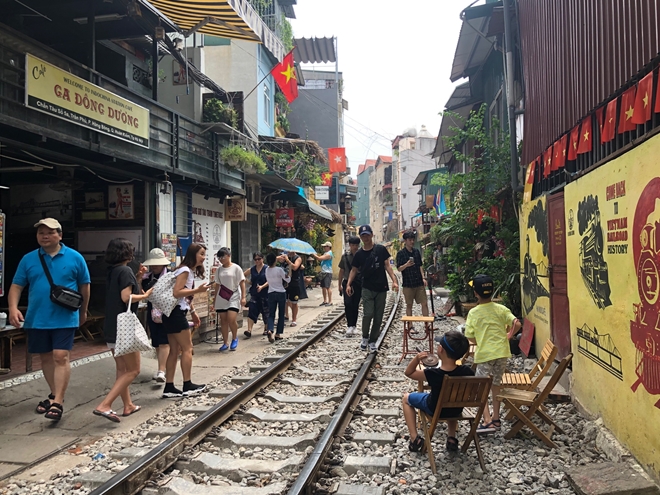 Nhiều khách du lịch đến Việt Nam rất hào hứng với việc chụp ảnh đường tàu.