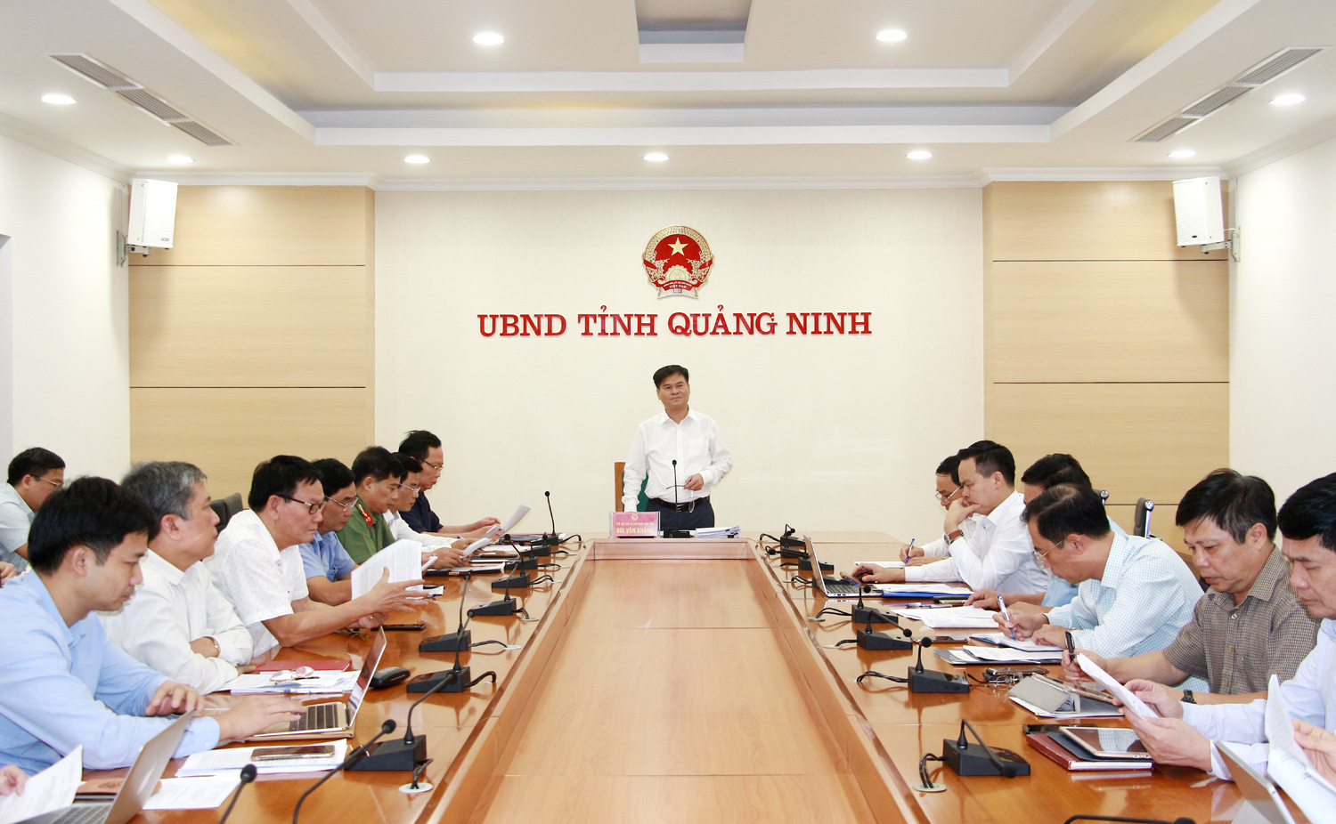 Đồng chí Bùi Văn Khắng, Phó Chủ tịch UBND tỉnh, chủ trì hội nghị.