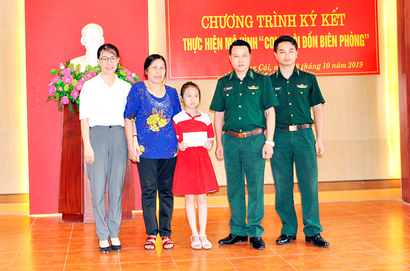 Đồn Biên phòng Cửa khẩu quốc tế Móng Cái trao tiền hỗ trợ cho em Nguyễn Thị Minh Khuê.