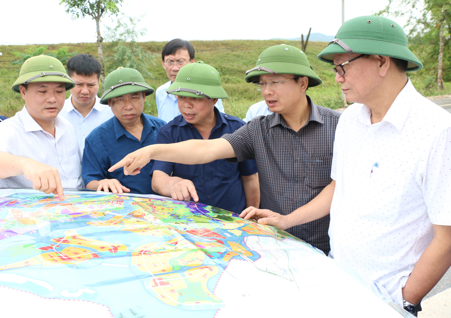 Phó Chủ tịch UBND tỉnh Cao Tường Huy kiểm tra công tác chuẩn bị đầu tư tuyến đường nối Khu công nghiệp Sông Khoai (Amata) với cao tốc Hạ Long- Hải Phòng.