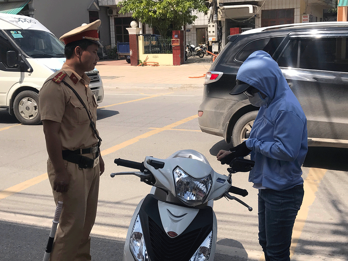 Công an huyện Hoành Bồ kiểm tra hành chính người điều khiển xe mô tô 