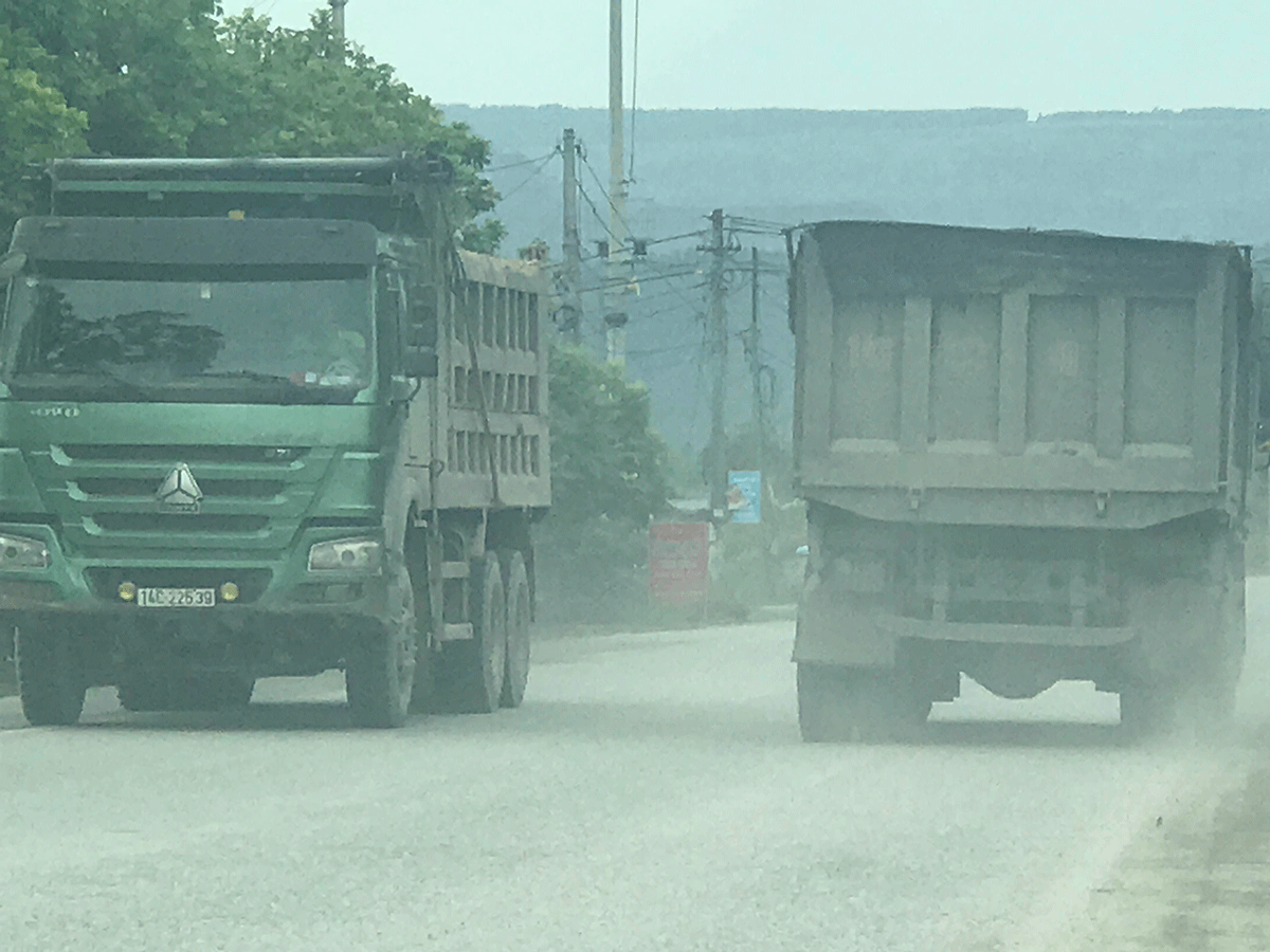 Nhiều phương tiện chở hàng hóa có trọng tải lớn lưu thông trên địa bàn xã Thống Nhất khiến bụi bay mù mịt và tiềm ẩn nguy cơ mất ATGT cao 