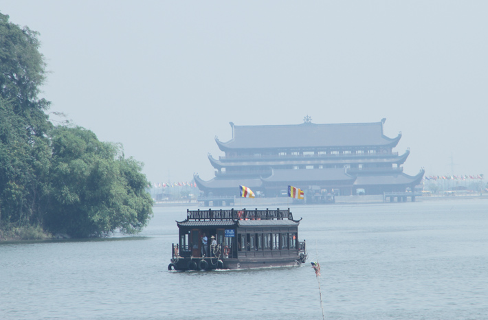 Ngoài việc di chuyển bằng xe điện, du khách có thể lên chùa Tam Chúc bằng thuyền.