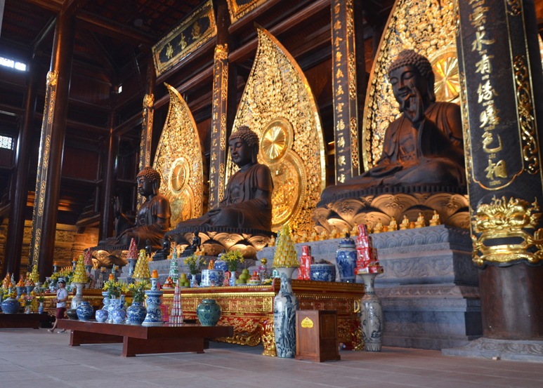 Hệ thống tượng Phật cỡ lớn trong chùa.