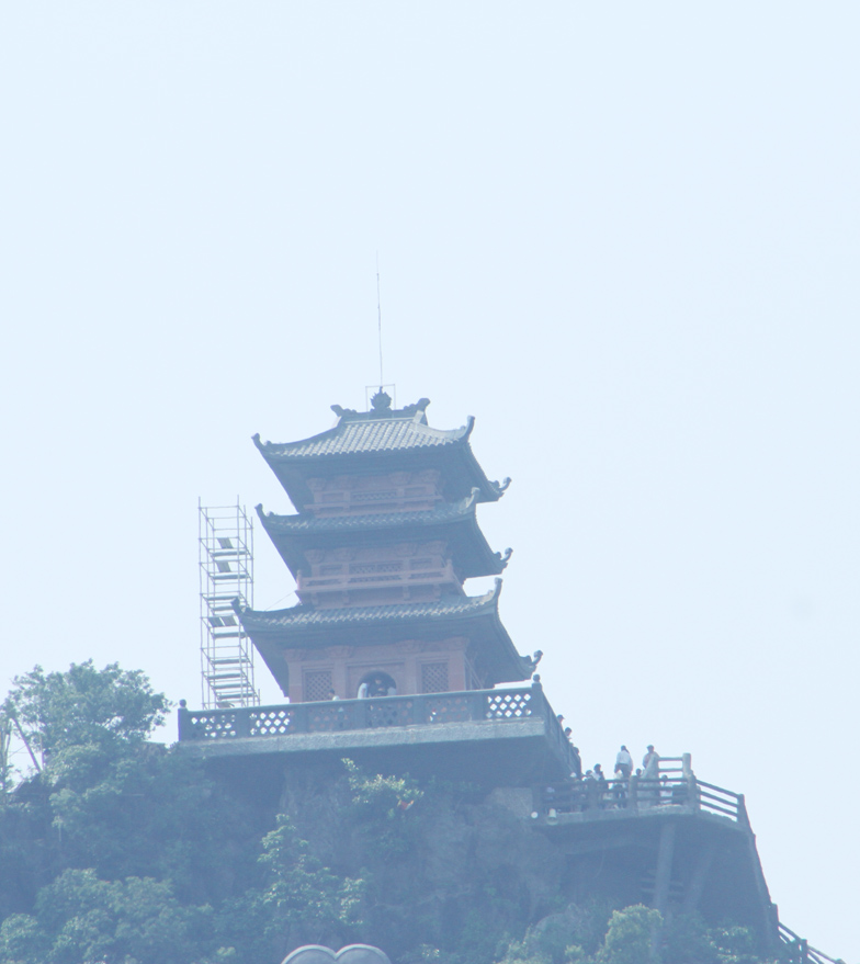 Dù đang được tu sửa nhưng tháp chuông vẫn thu hút rất đông du khách.