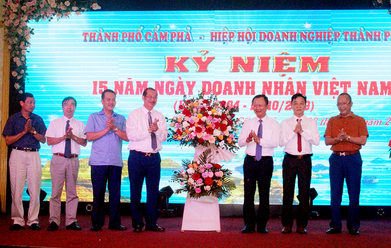 Đồng chí Cao Tường Huy, Phó Chủ tịch UBND tỉnh tặng hoa chúc mừng HHDN TP Cẩm Phả