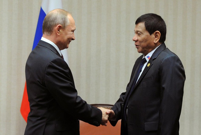 Tổng thống Philippines Rodrigo Duterte và Tổng thống Nga Vladimir Putin trong một cuộc gặp. Ảnh: Reuters.