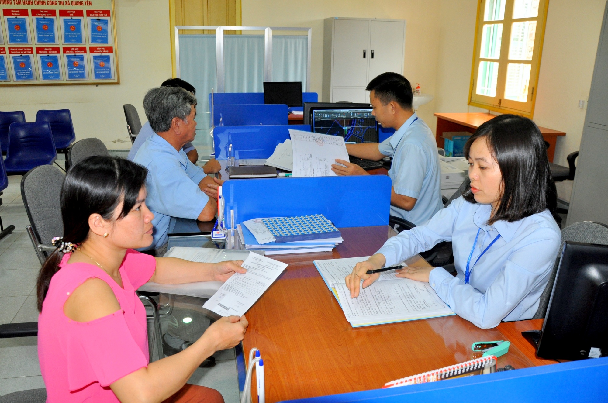 Cán bộ Trung tâm Hành chính công thị xã Quảng Yên tận tình hướng dẫn người dân, doanh nghiệp đến làm việc tại Trung tâm.