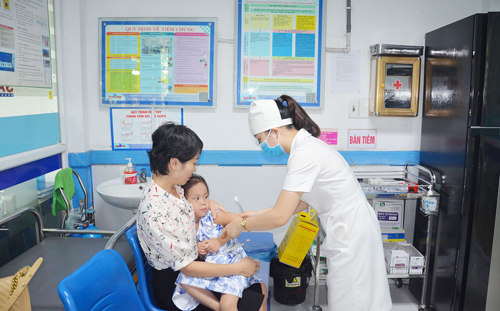 Cán bộ Trung tâm kiểm soát bệnh tật tỉnh tiêm phòng cho trẻ em trên địa bàn TP Hạ Long.
