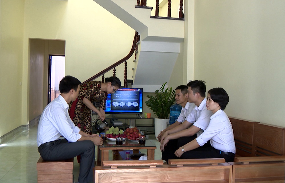 Công đoàn Công ty than Khe Chàm thăm ngôi nhà mới của anh Vũ Kim Đồng.