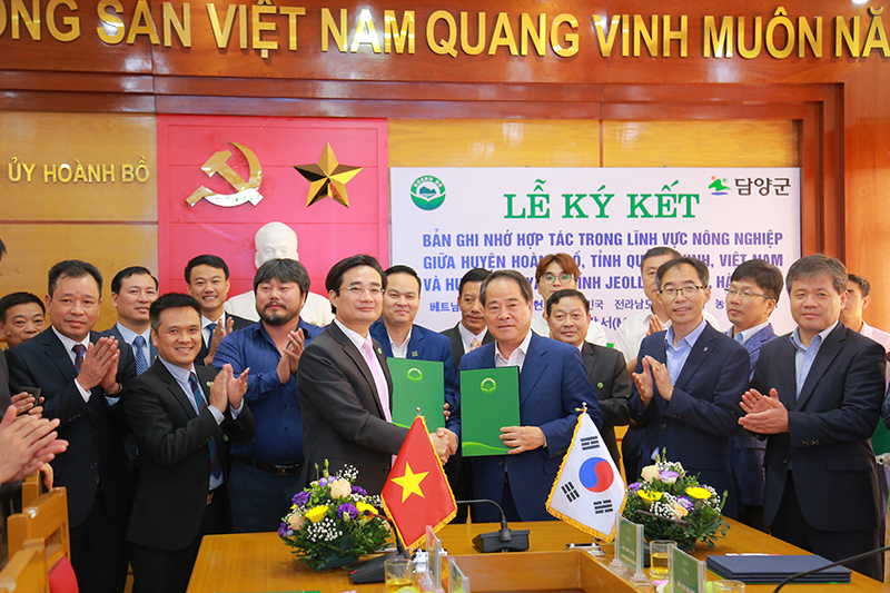 ãnh đạo 2 huyện Hoành Bồ (Quảng Ninh, Việt Nam) và DamYang (Jeollanam Do, Hàn Quốc) ký kết bản ghi nhớ hợp tác phát triển nông nghiệp.