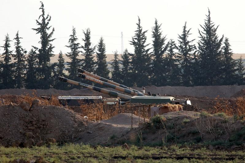 Vũ khí của Thổ Nhĩ Kỳ được triển khai ở khu vực biên giới Syria – Thổ Nhĩ Kỳ ngày 7/10/2019. Ảnh: Reuters