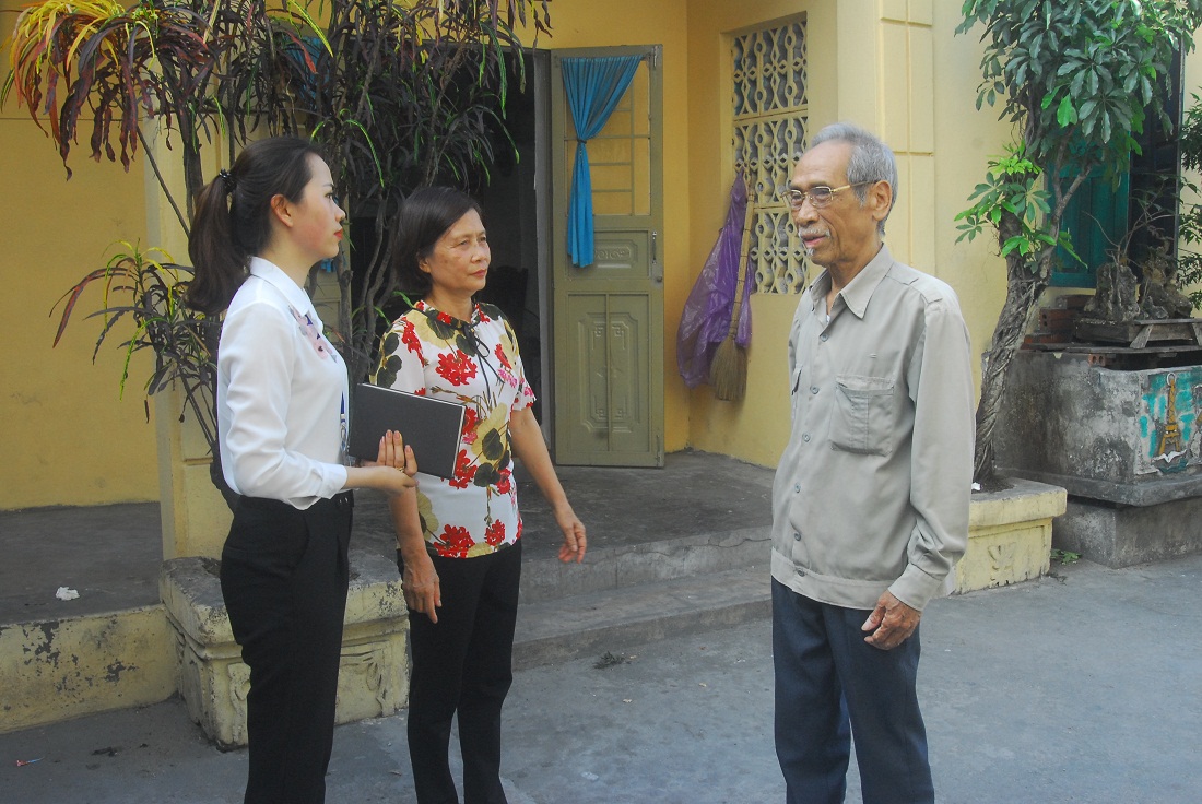 Cán bộ phường Cẩm Thạch, TP Cẩm Phả (bên trái) khảo sát thực tế tình hình hỗ trợ nhà ở cho người có công tại khu phố Hoàng Thạch của phường.
